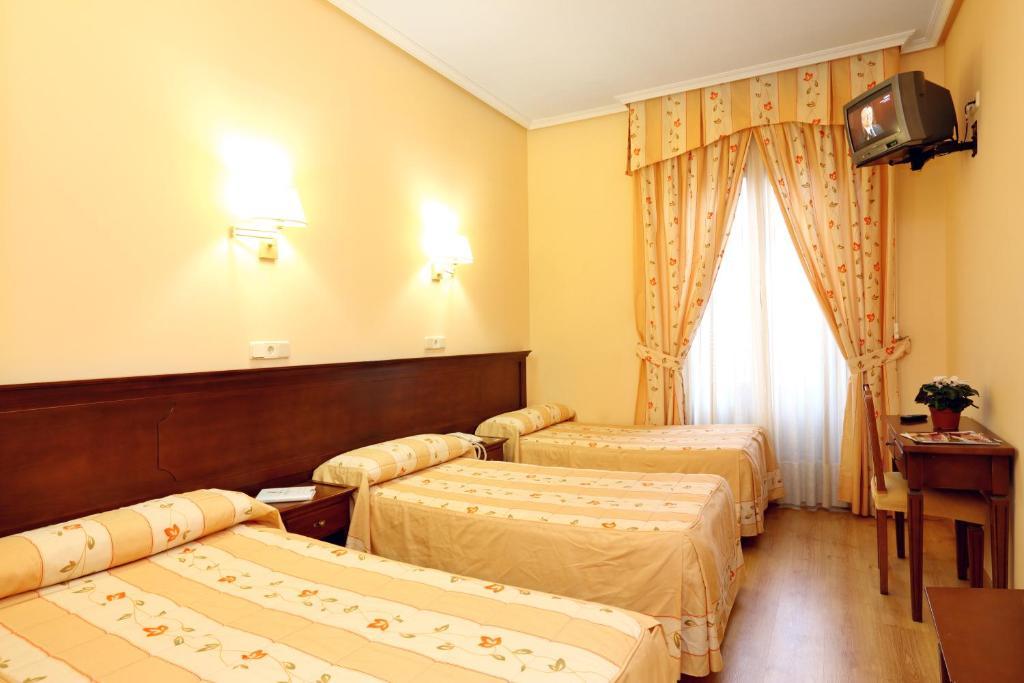 Hostal Silserranos Hotel Madrid Bagian luar foto